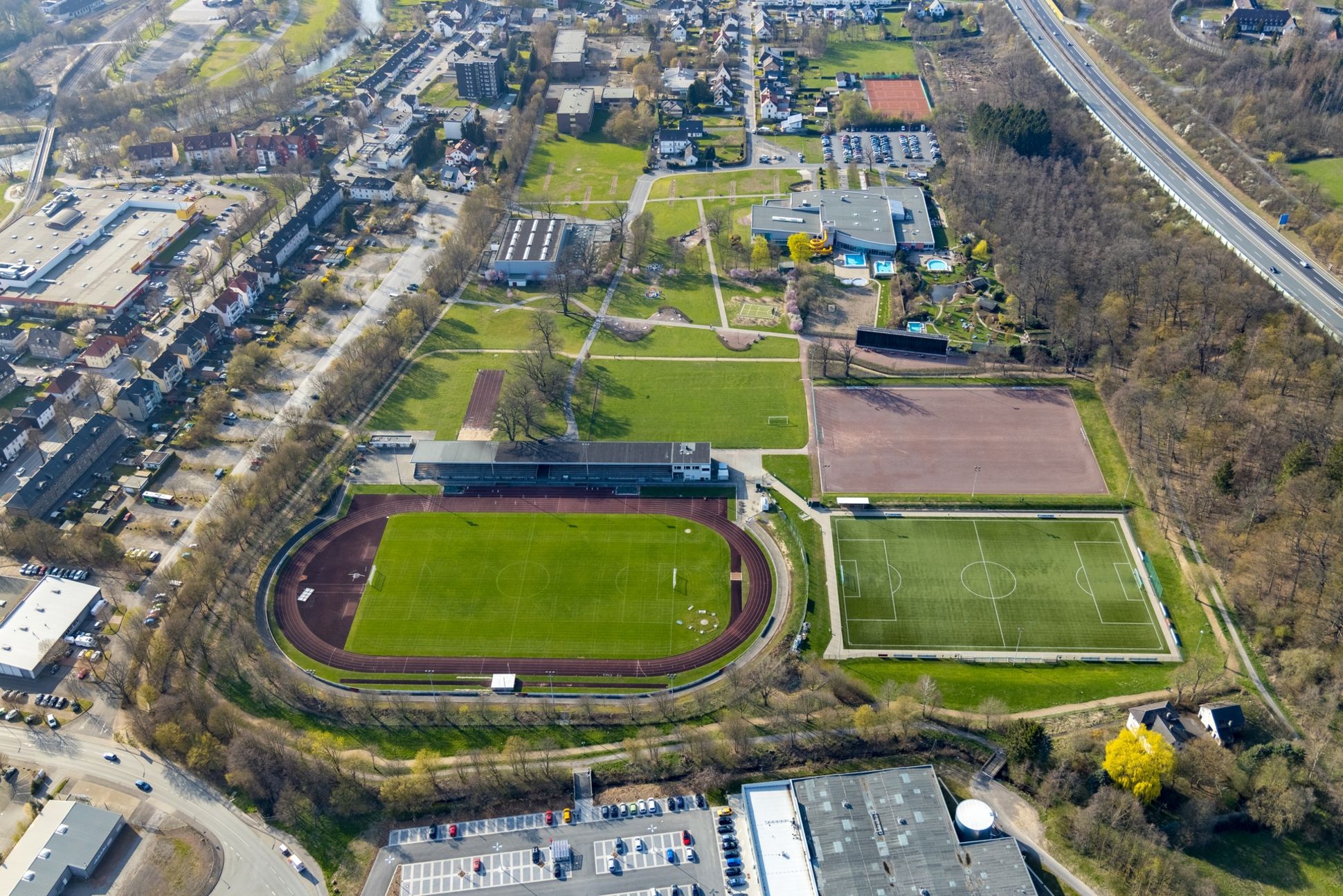 Luftbild von der Sportanlage, Fußballplätze Sportzentrum Große Wiese, Hüsten in Arnsberg im Sauerland in Nordrhein-Westfalen, Deutschland.