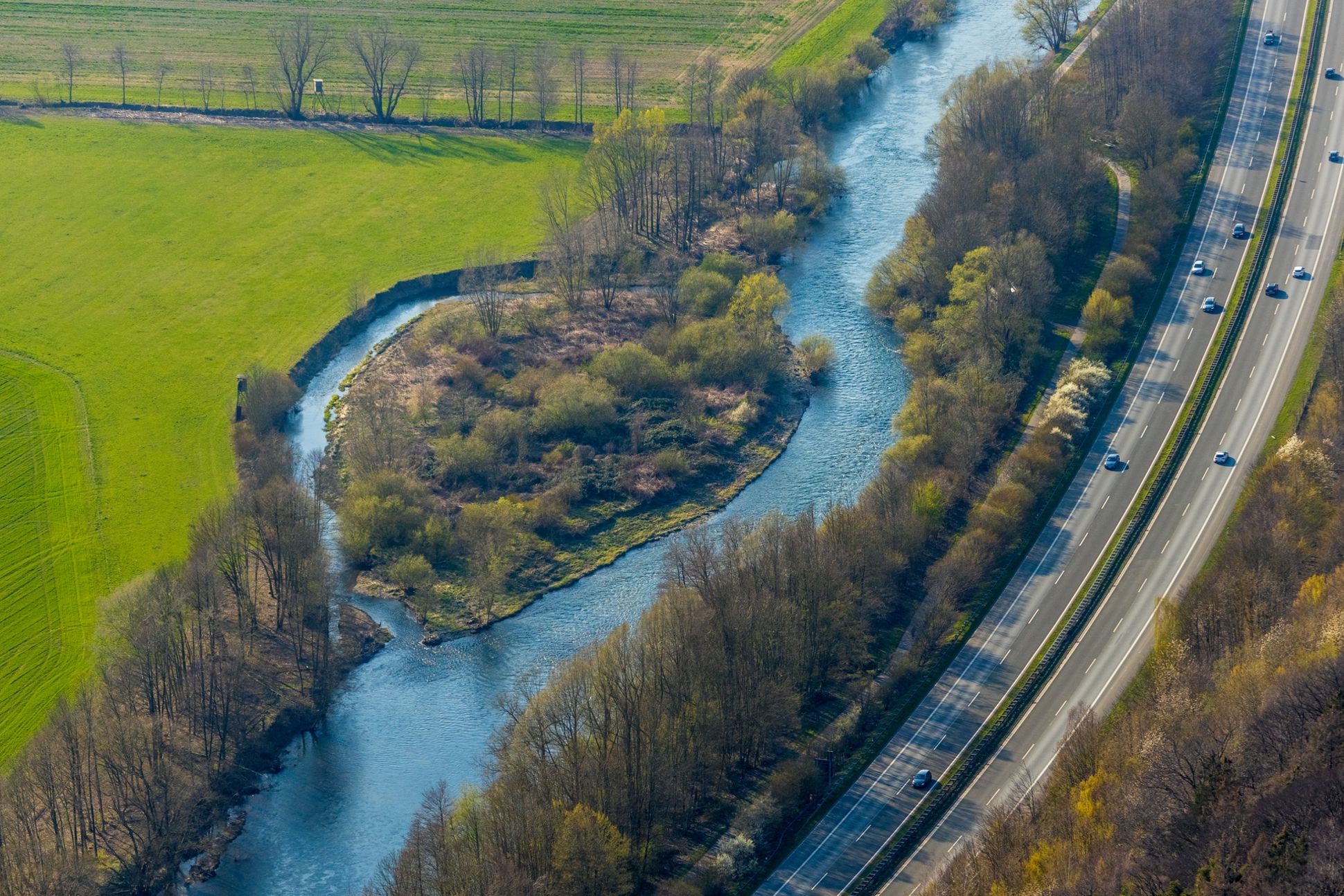 Luftbild von der Ruhrinsel Neheim an der Autobahn A46 Nähe Bachumer Bach in Arnsberg im Sauerland in Nordrhein-Westfalen, Deutschland. Die Ruhr ist hier renaturiert.