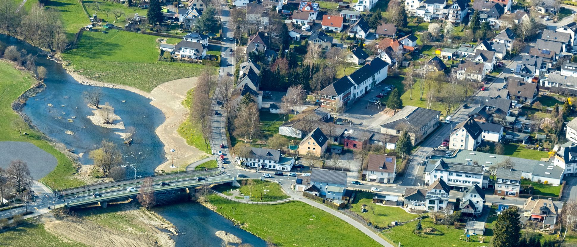 Luftbild von der Renaturierung der Ruhr an der Brücke Glösinger Straße im Stadtteil Oeventrop in Arnsberg im Sauerland in Nordrhein-Westfalen, Deutschland.