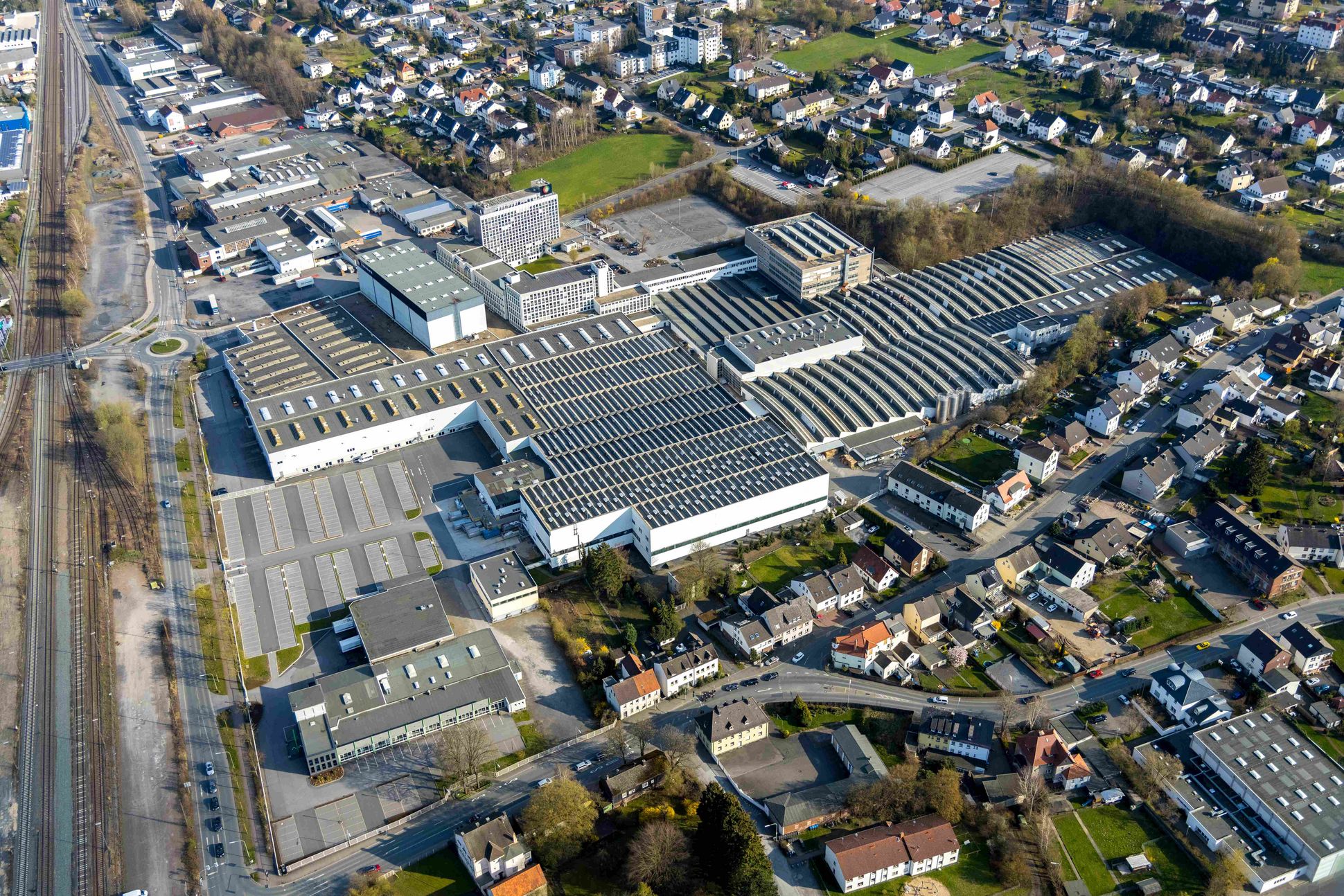 Luftbild von der TRILUX GmbH & Co. KG Neheim in Arnsberg im Sauerland in Nordrhein-Westfalen, Deutschland.