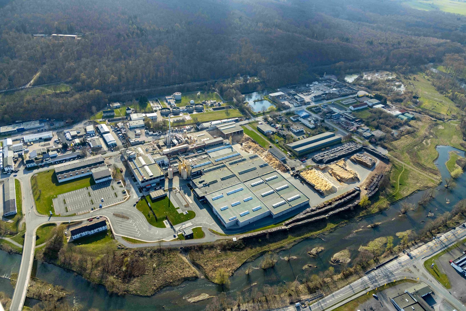 Luftbild von der Sauerländer Spanplatten GmbH & Co KG Zur Schefferei in Arnsberg im Sauerland in Nordrhein-Westfalen, Deutschland.